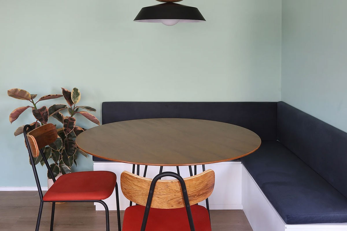 Mesa pequena com canto alemão - Mesas de refeição pequenas para a sua sala