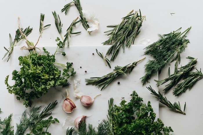 8 ervas aromáticas que deve ter na cozinha e, se possível, plantar em casa